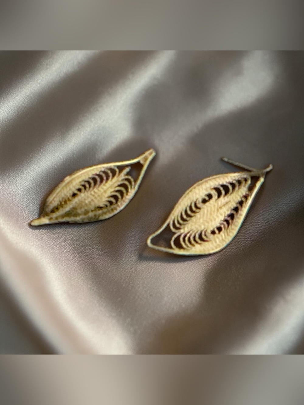 Vintage Gold-tone Filigree Leaves Earrings